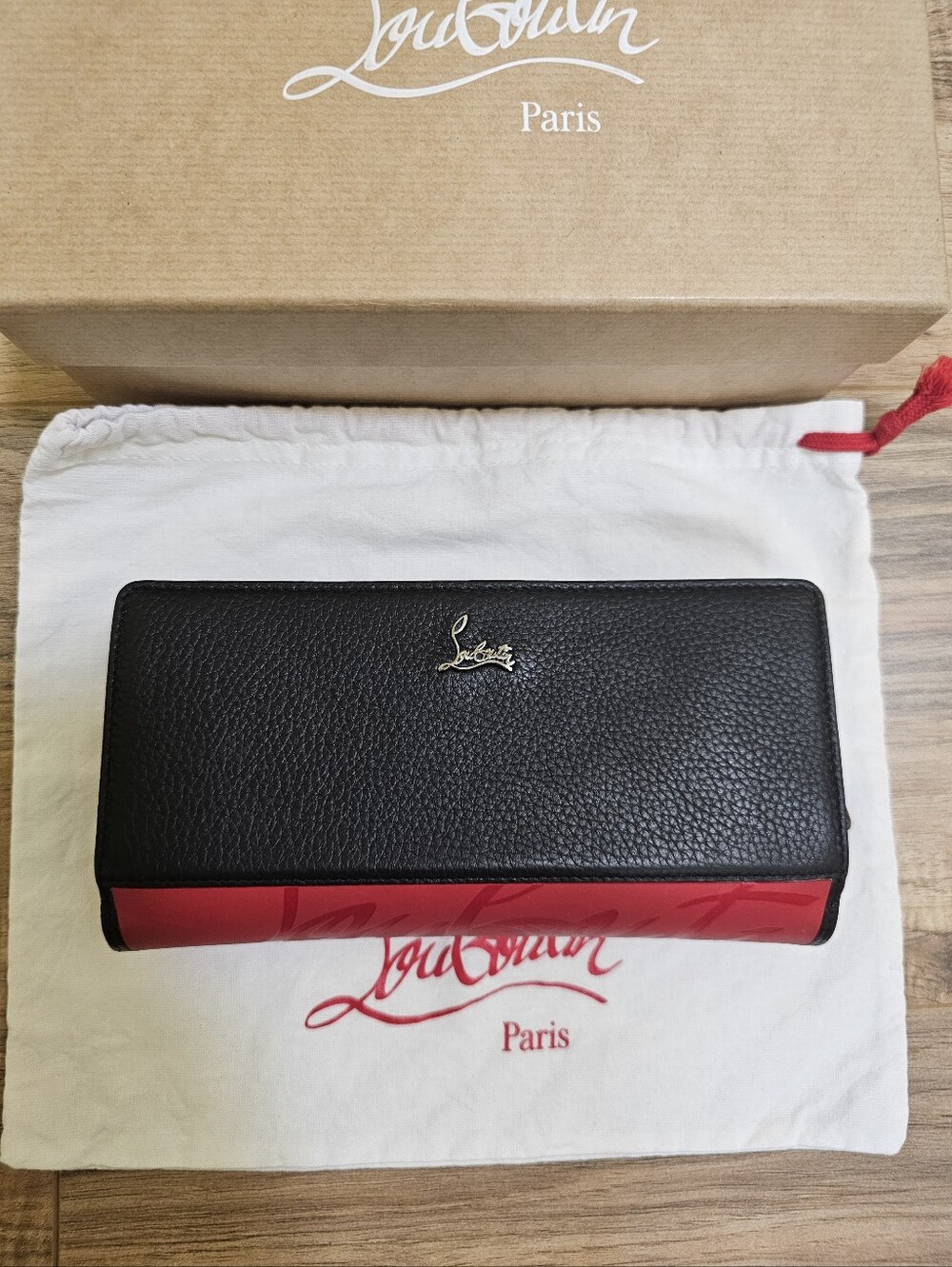 EUC CHRISTIAN LOUBOUTIN Calfskin Paloma Wallet